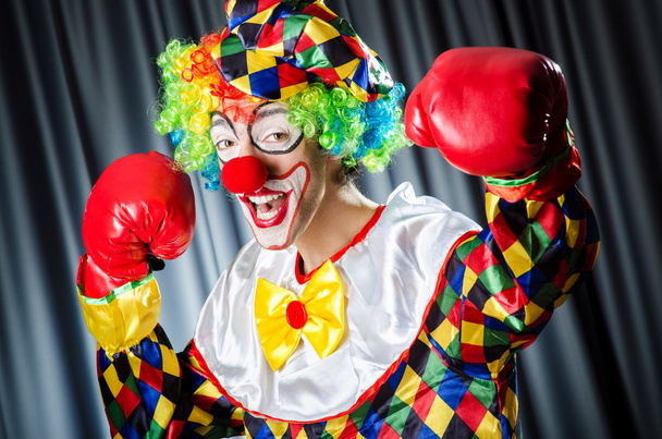 Смешной клоун в студии
 - Фото, изображение