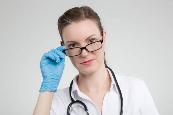 jonge vrouwelijke arts met stethoscoop - Foto, afbeelding