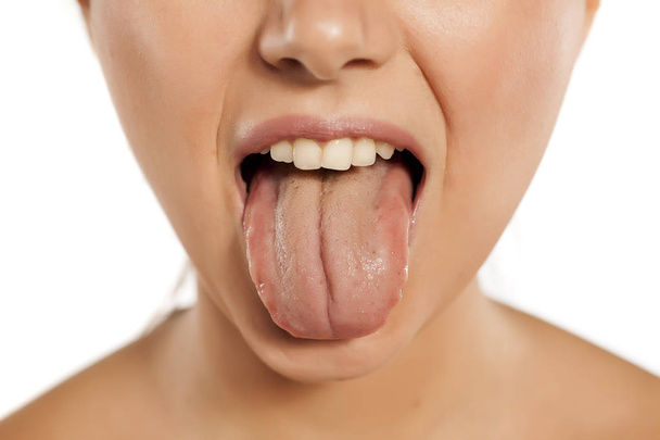 Frau zeigt ihre Zunge - Foto, Bild