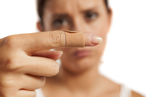 mujer con dedo herido
  - Foto, imagen