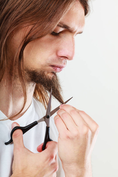 Man cutting his beard - Foto, Imagen