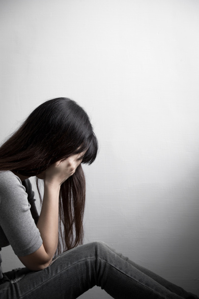 depressieve vrouw zitten - Foto, afbeelding