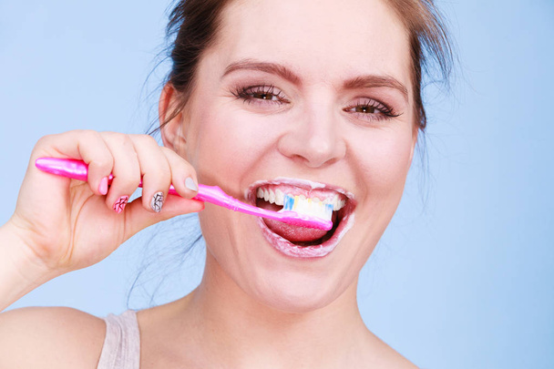 Woman brushing cleaning teeth - Fotó, kép