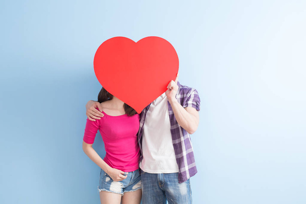 young couple holding  heart - Foto, imagen