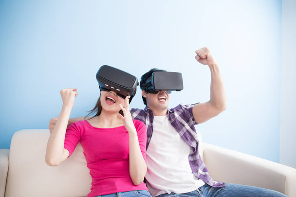 young couple watching vr game - Фото, изображение