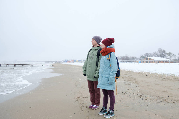 Пара на зимнем пляже
 - Фото, изображение