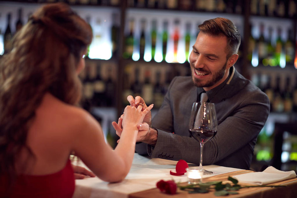 Boyfriend engage girlfriend in beautiful restaurant - Valokuva, kuva