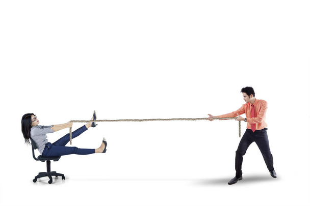 Üzletember segíti a partner mozog  - Fotó, kép