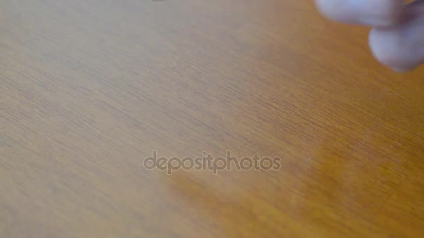 Az ember kezét a papíron lévő dokumentum aláírja. Aláírás hamisítvány. - Felvétel, videó
