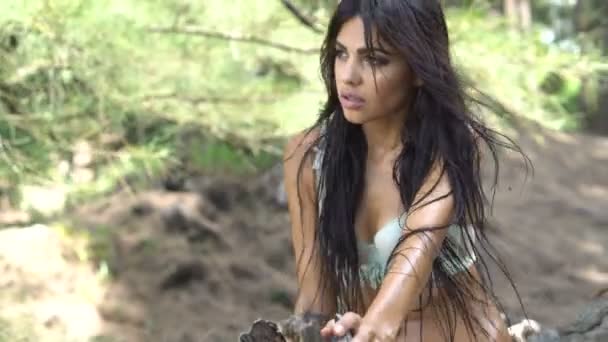 Krásná brunetka žena v džungli - Záběry, video