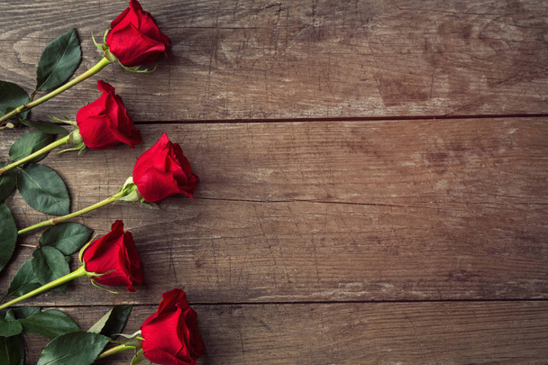 Červené růže na rustikální dřevěné pozadí - Fotografie, Obrázek