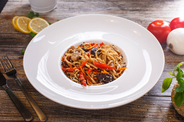 Oriental dishes - udon noodles - Фото, зображення