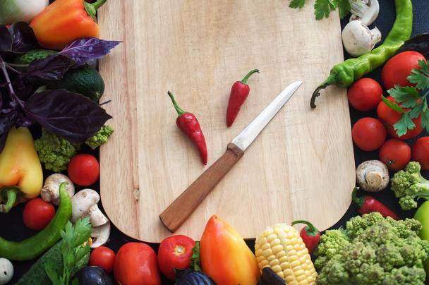 pimientos rojos picantes en una tabla de madera, verduras frescas
 - Foto, imagen