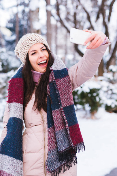 Fiatal nő vesz selfie a smartphone a szabadban - Fotó, kép