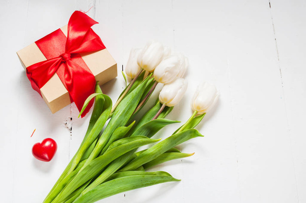 Kompozycja z tulipany i pudełko, Walentynki lub matki ' dzień. - Zdjęcie, obraz
