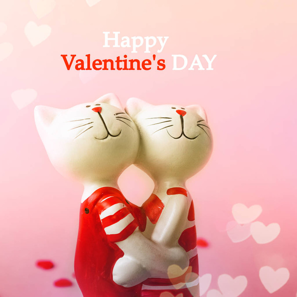 Katzen - schönes Paar umarmt sich auf rosa Hintergrund mit Herzen. Valentinstag. Liebe - Foto, Bild