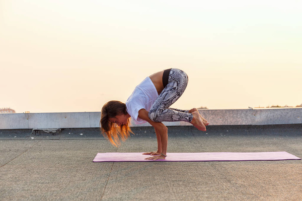 Young woman practicing yoga - Foto, immagini