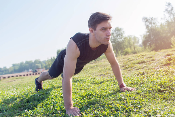 Gönderme yapan fitness genç erkek ups - Fotoğraf, Görsel