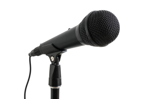 Чорний мікрофон на підставці ізольований на білому тлі
. - Фото, зображення