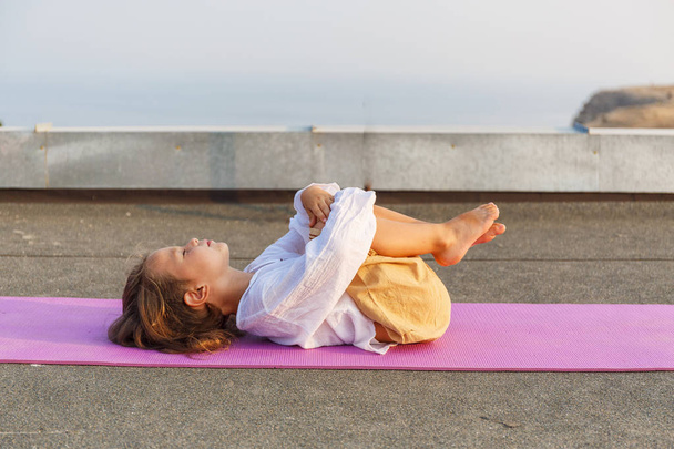 Baby doing yoga on the roof - Foto, immagini
