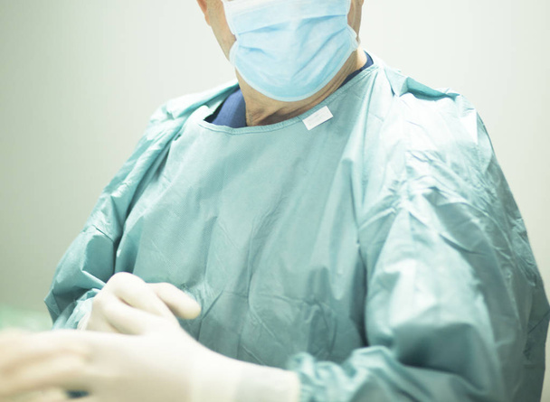 病院外科の外科医 - 写真・画像