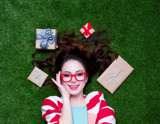 Ritratto di una giovane rossa con regali presenti
 - Foto, immagini