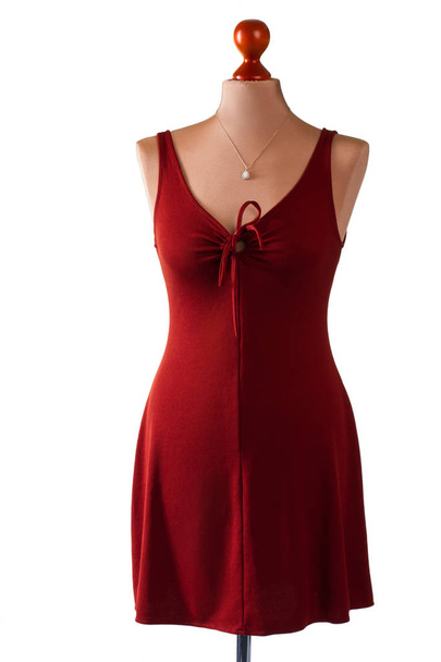 Φόρεμα κόκκινο κλειδαρότρυπα και κρεμαστό κόσμημα. - Φωτογραφία, εικόνα