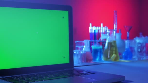 Laptop With a Green Screen in the Laboratory - Materiał filmowy, wideo