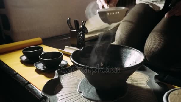 Наливание чая с помощью ladle.Tea церемонии. Пивоварение чай в стиле династии Тан. Инсценированная церемония заваривания китайского чая оригинальный метод
.  - Кадры, видео