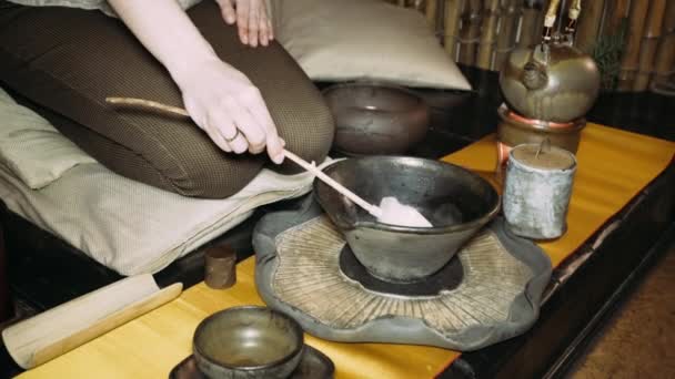 鍋の助けを借りてお茶を注ぐ。お茶会です。唐の時代のスタイルでお茶を醸造します。中国茶オリジナルのメソッドを醸造の二段式.  - 映像、動画
