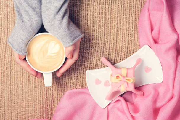 Fille tenant une tasse de café avec latte art. Saint Valentin et le
 - Photo, image