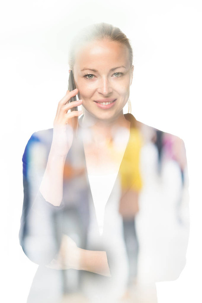 Muotokuva kaunis nuori valkoihoinen nainen käyttää matkapuhelinta
. - Valokuva, kuva