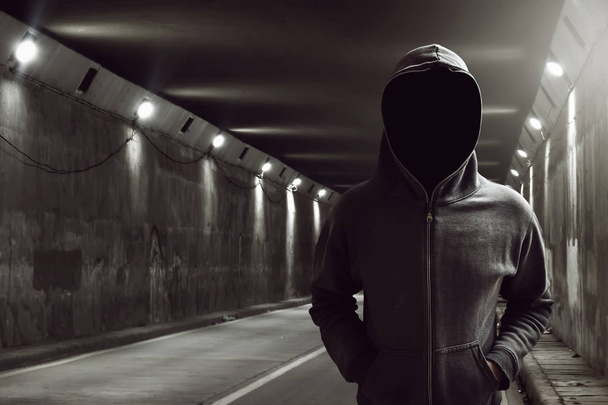 Hacker standing in the tunnel - Foto, Bild