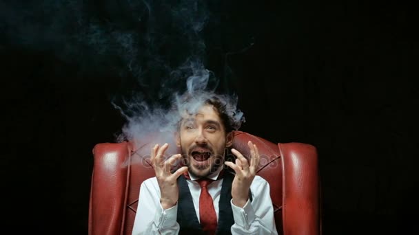 Άγχος με επιχειρηματία και τον καπνό στο κεφάλι - Πλάνα, βίντεο