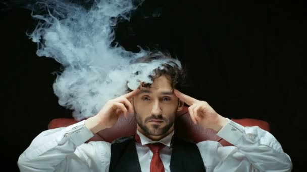 Stressi liikemiehen kanssa ja savu päässä
 - Materiaali, video