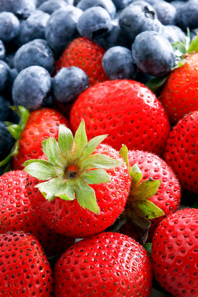 Fruta fresca cerca de fresas y arándanos
 - Foto, Imagen