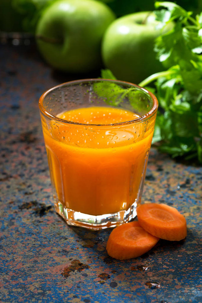 glass of fresh carrot juice, vertical - Foto, afbeelding