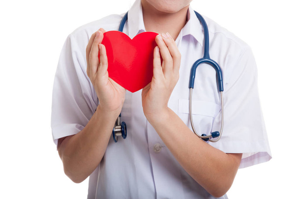 Close up de asiático médico feminino segurar um coração vermelho e
. - Foto, Imagem