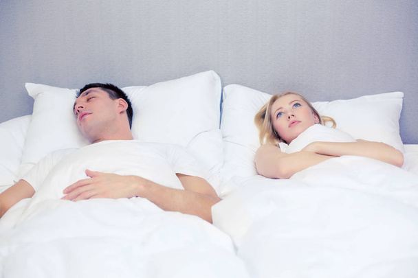 happy couple sleeping in bed - Foto, imagen