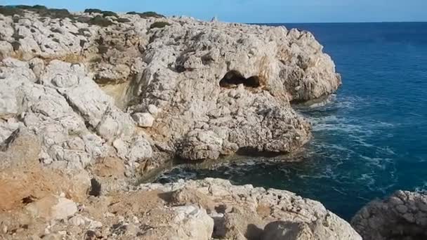  Felsenküste von cavo greko in Zypern - Filmmaterial, Video