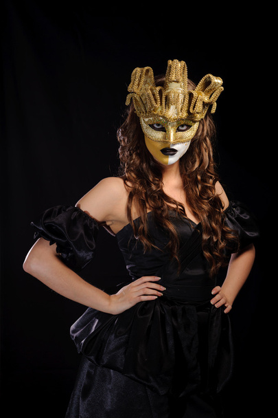 Woman in golden mask - Foto, afbeelding