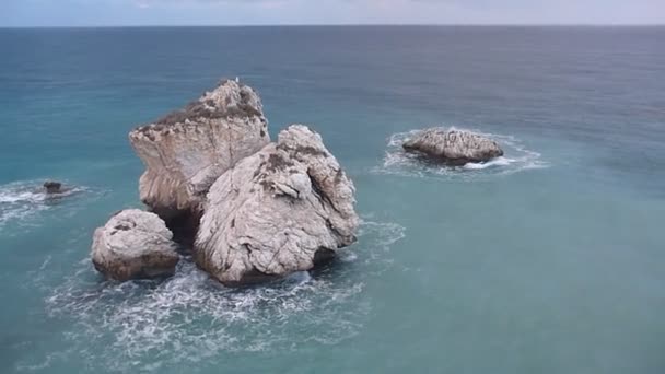 Petra tou Romiou legendarische rock met kalme zee - Video