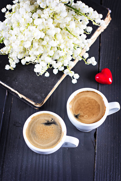 espresso, καρδιά και μπουκέτο λουλούδια - Φωτογραφία, εικόνα