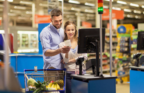 couple buying food at grocery at cash register - Foto, immagini