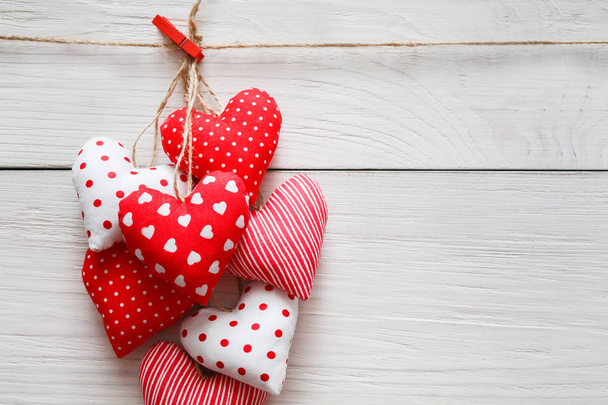 День святого Валентина фон, подушки сердца кучу на дерево, копировать пространство
 - Фото, изображение