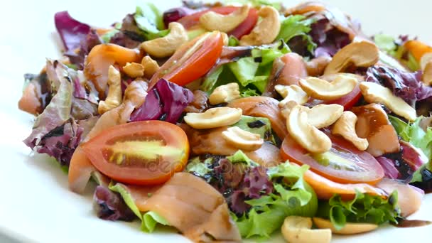 Salade de saumon aux légumes frais
 - Séquence, vidéo