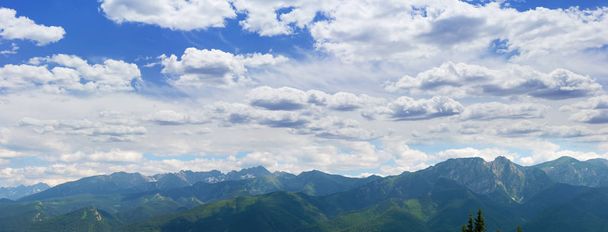 Vuorten panoraama taivaan taustalla
 - Valokuva, kuva
