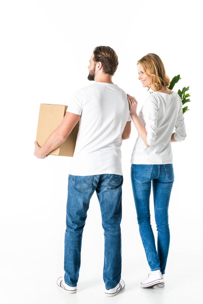 Paar hält Kiste und Pflanze - Foto, Bild