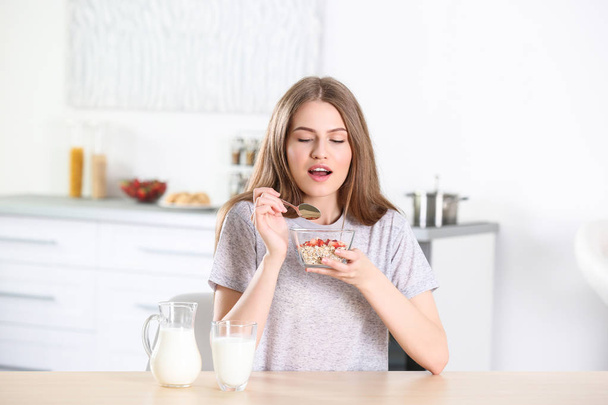 woman eating oat flakes with milk - Foto, Imagen