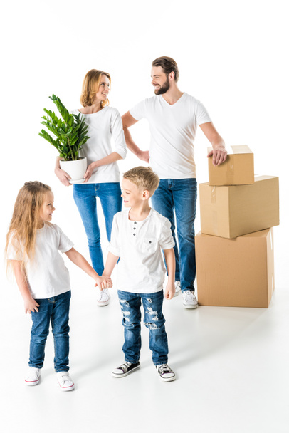 Family moving to new house - 写真・画像